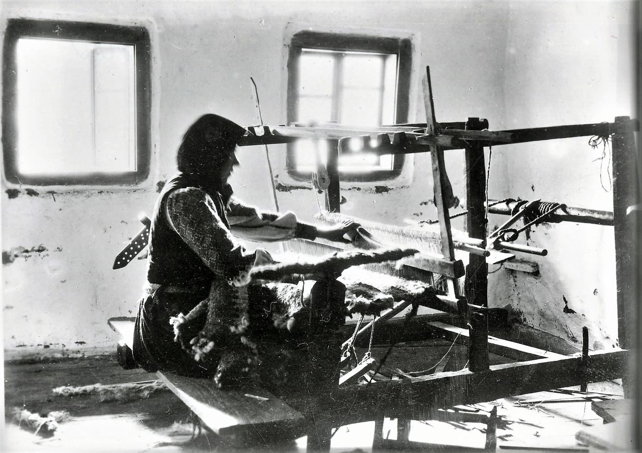 Жінка за ткацьким верстатом на Міжгірщині, 1932 рік. Фото з архіву автора