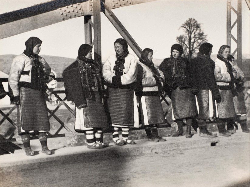 Жінки на мосту Тридцятка. Ясіня на Закарпатті, 1934 р. Else Seifert, SLUB  Deutsche Fotothek