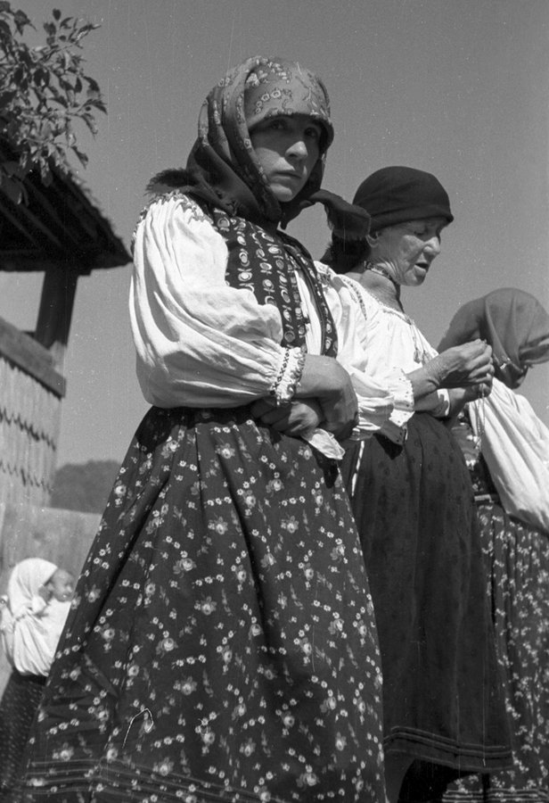 Жінки під час молитви біля церкви у селі Водиця, 1939 р. Berkó Pál, 78253 Fortepan, Budapest
