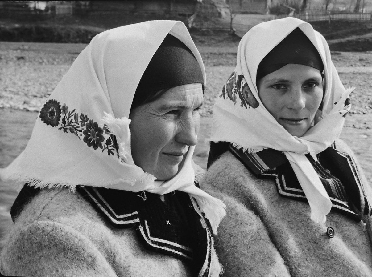 Жінки у селі Ізки. Підкарпатська Русь (Закарпаття), 1938 р. Марґарет Бурк-Вайт для «LIFE» © Time Inc.jpg