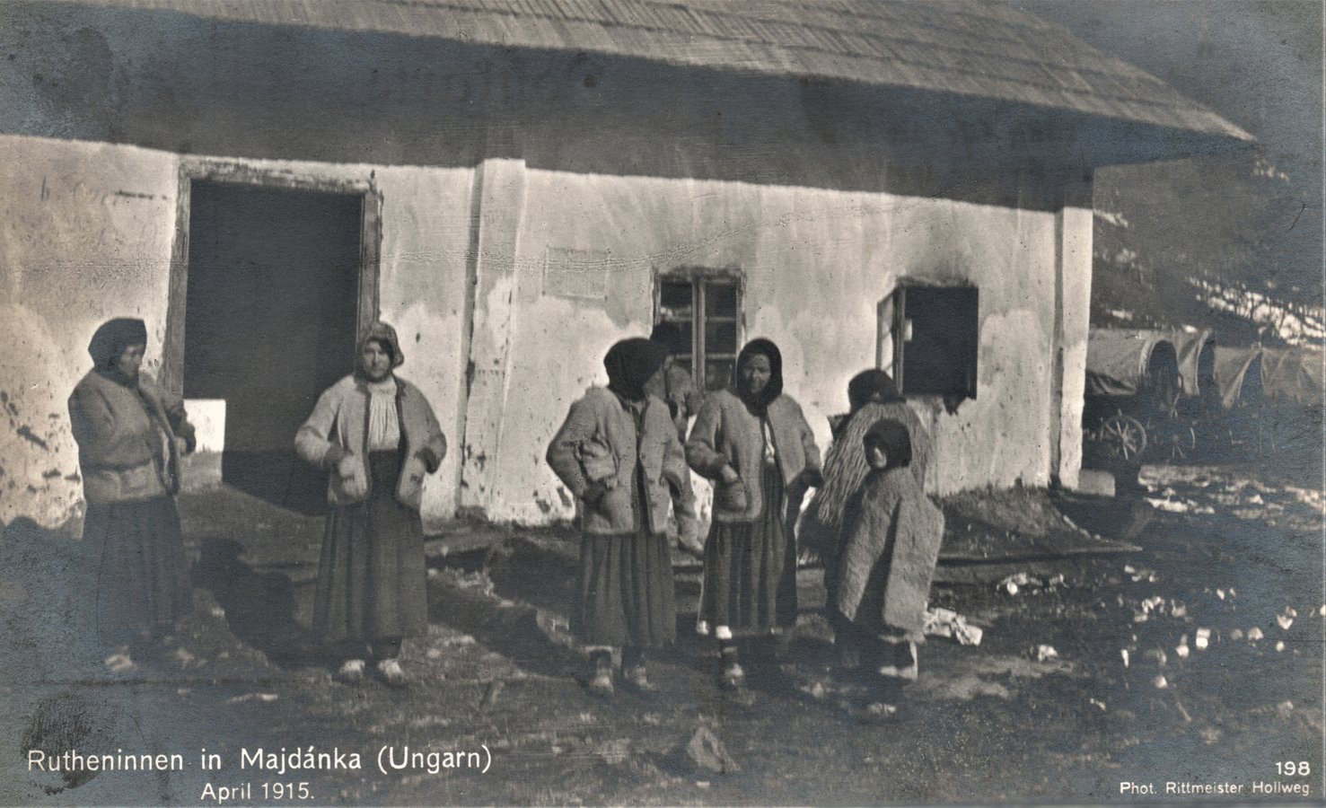 Жінки у селі Майдан на Міжгірщині. Квітень 1915 року. Біля будівлі видніється обоз австро-угорської армії. Фото Rittmeister Hollweg