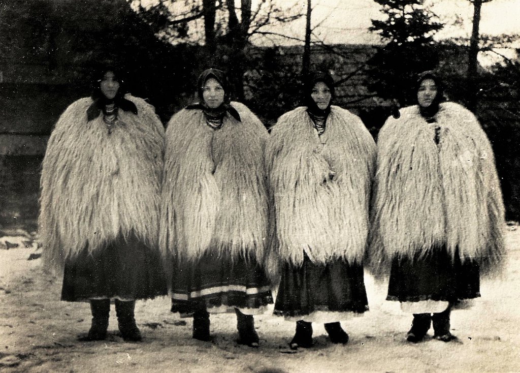 Жінки з Хустщини у гунях-коцованях, 1915 рік. Австрійський національний архів.jpg
