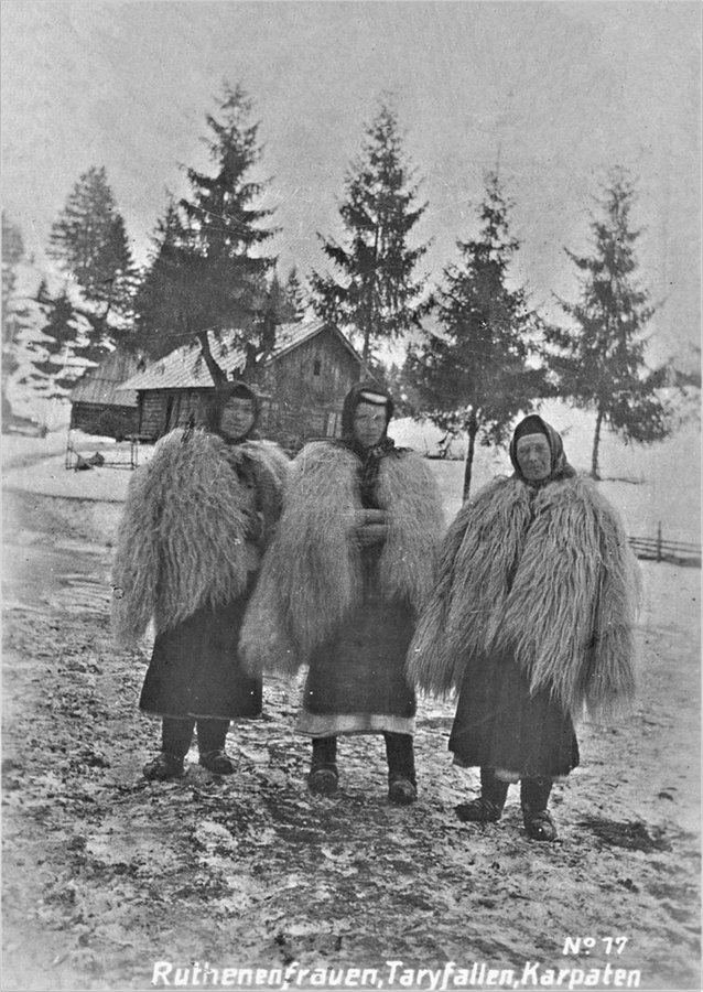 Жінки з села Новоселиця, що на Міжгірщині. Листівка часів Першої світової війни.jpg