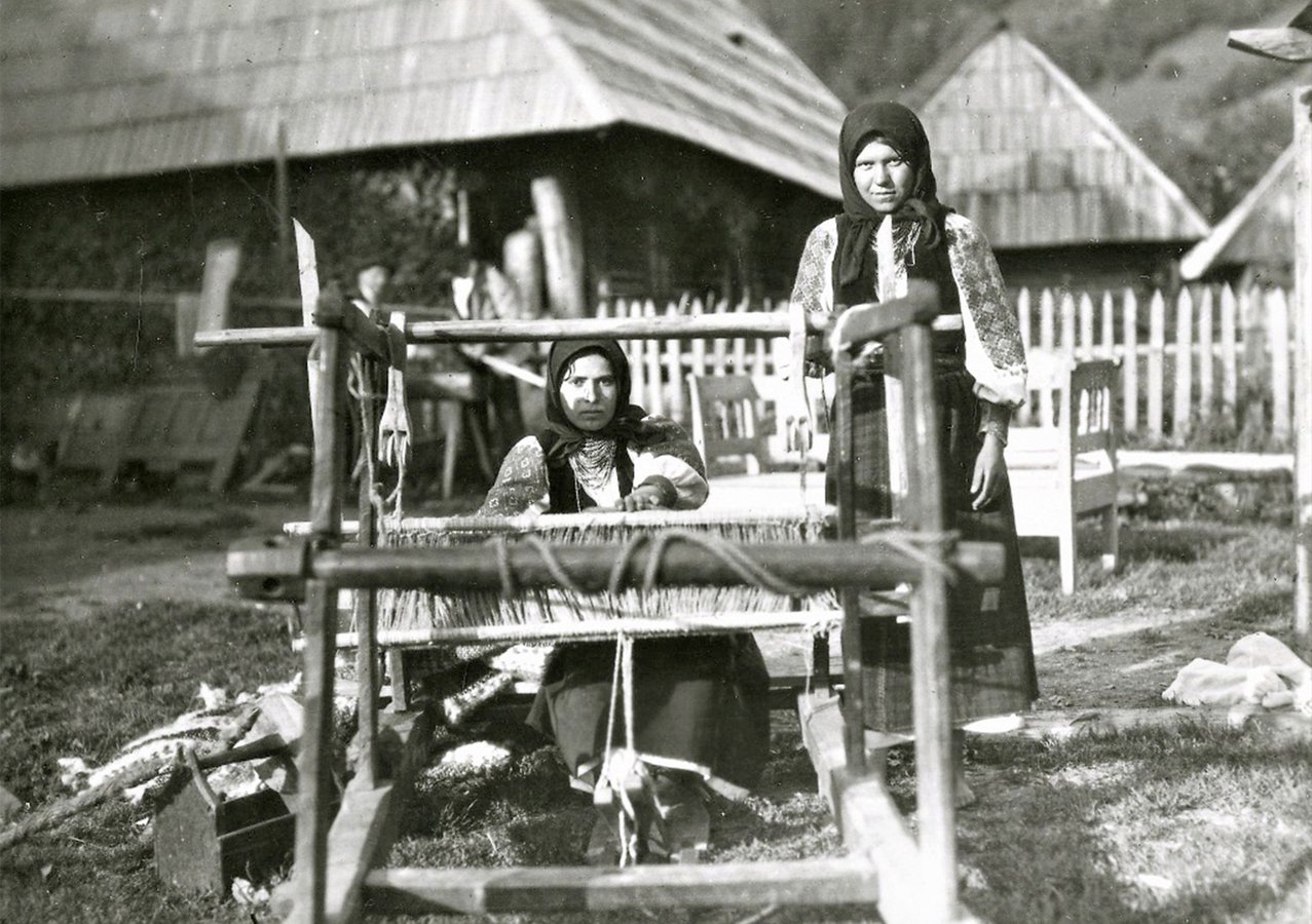 Жінки за ткацьким верстатом у селі Синевир, Міжгірщина, 1932 рік