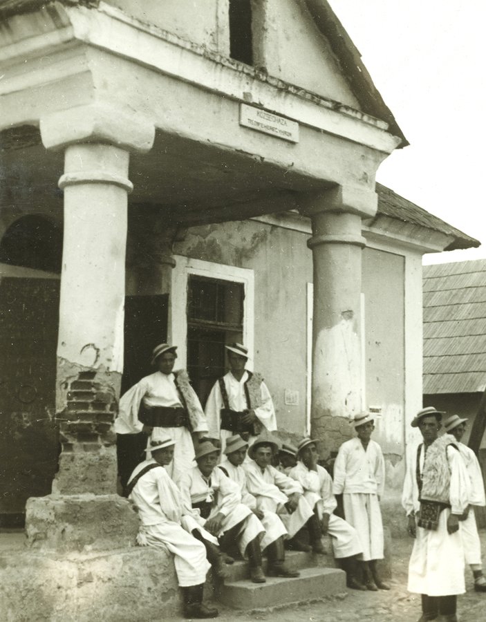 Жителі Нижньої Апші перед сільською радою, 1939 р. Szöllősy Kálmán, F 329798 Néprajzi Múzeum. Budapest, Magyarország