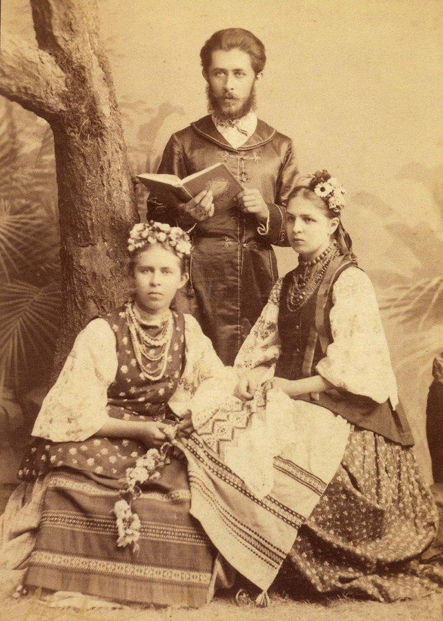 Зліва направо Лариса і Михайло Косачі, Маргарита Комарова. Фотограф Ш. Ліхтенберг. Одеса, літо 1889 р.
