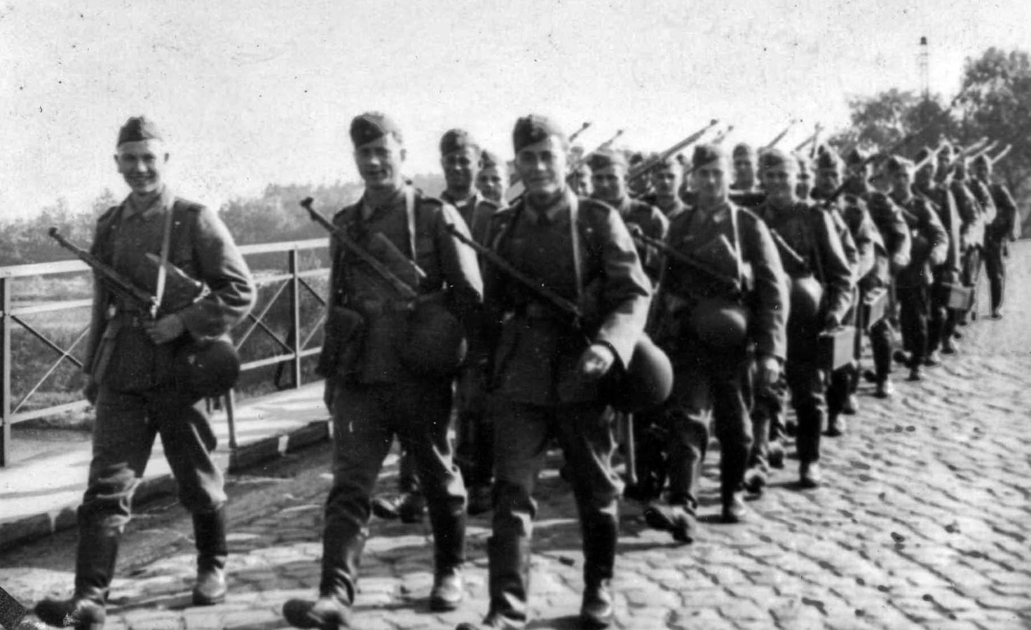 Батальйон «Нахтігаль» на марші в навчальному таборі Нойгаммер, 16 червня 1941 року. Джерело: reibert.info