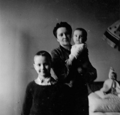 Юрко з матір'ю Наталею та сестрою Марусею, яка народилася в Кракові