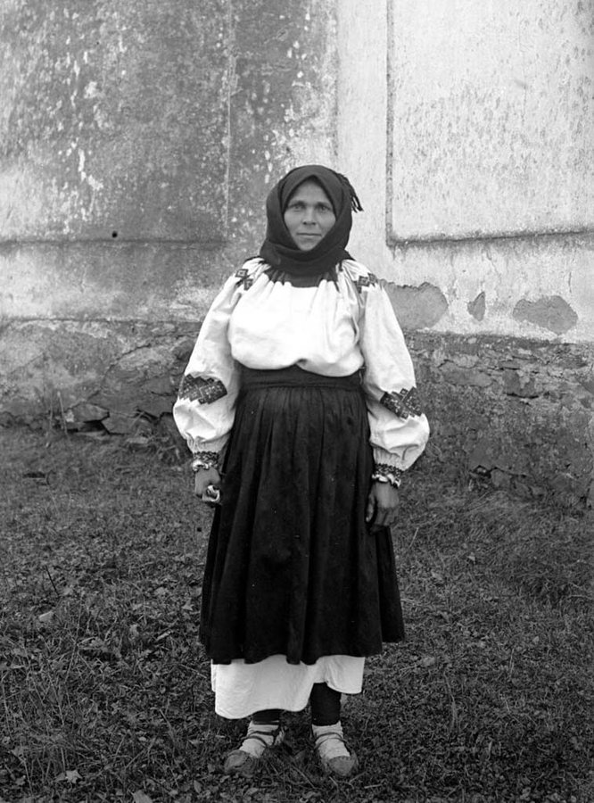 Жінка біля храму селищі Волове (Міжгір’я), 1920 р. Фото Флоріана Заплетала з архіву Миколи Мушинки