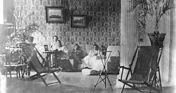 Зліва направо Маруся Собіневська, Ф. С. Карпова, Климент Квітка, Лариса Косач-Квітка. Кутаїсі, 1911 р