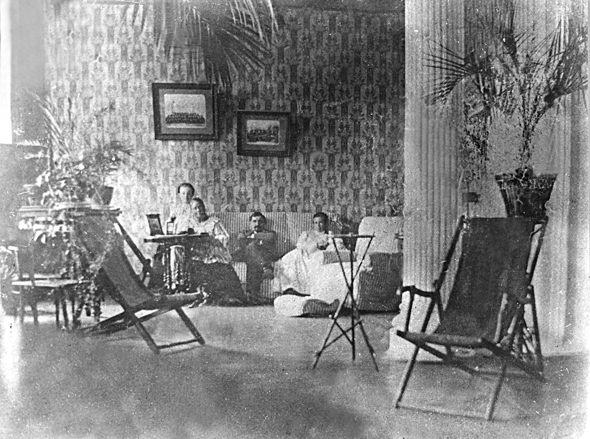 Зліва направо Маруся Собіневська, Ф. С. Карпова, Климент Квітка, Лариса Косач-Квітка. Кутаїсі, 1911 р