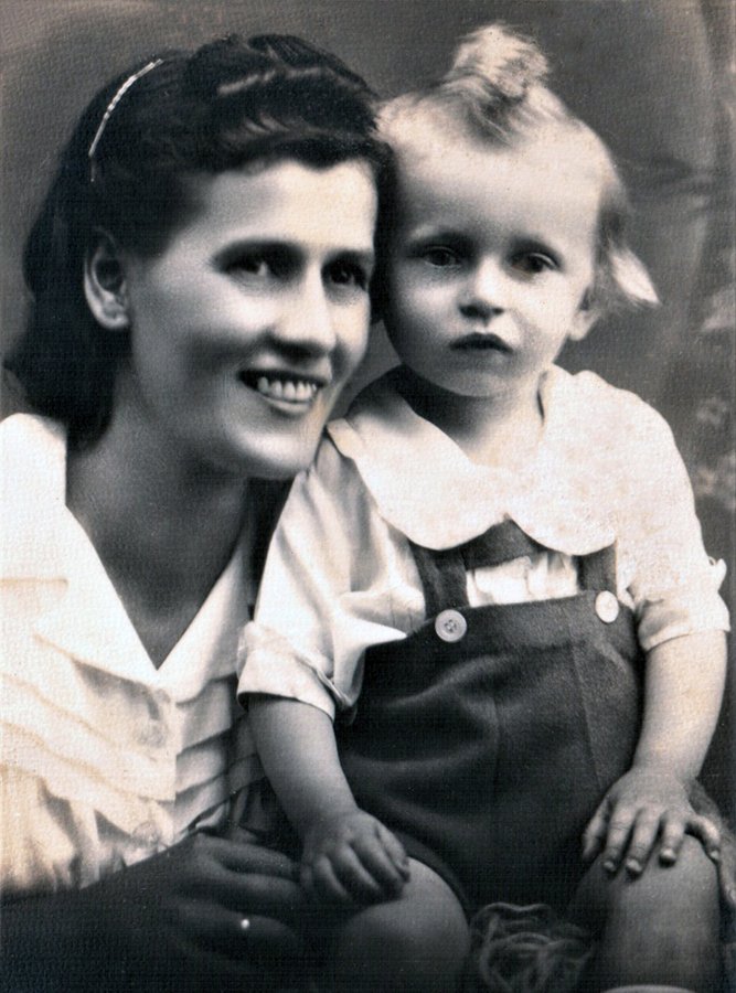 Мати з дитиною в Ужгороді. Салонне фото Степана Качурека, 1930-ті роки. З архіву Михайла Марковича