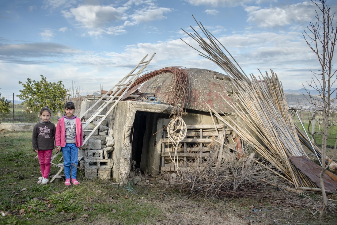 Дівчатка стоять на задньому дворі біля бункера, Морава, Албанія