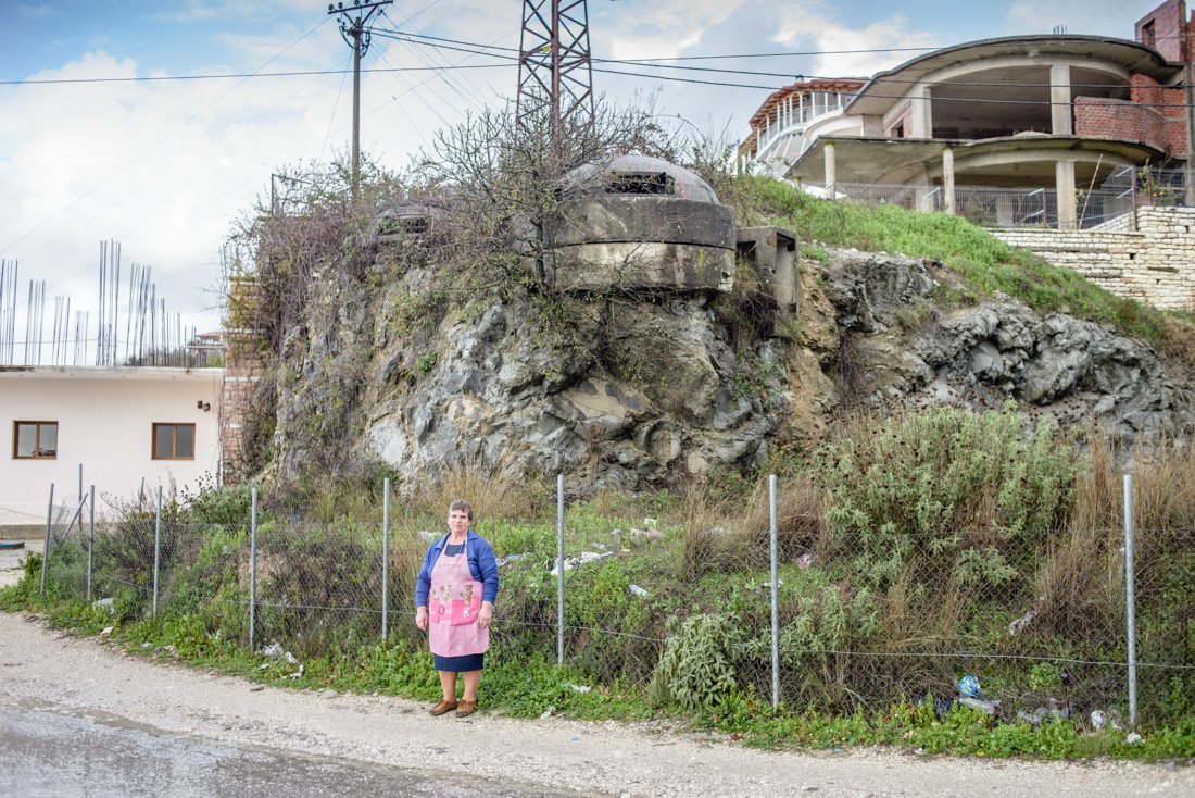 Власниця магазину стоїть під бункером, Месопотам, Албанія