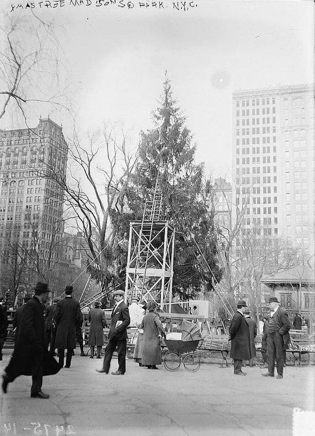 christmas-season-nyc-1910s-2.jpg