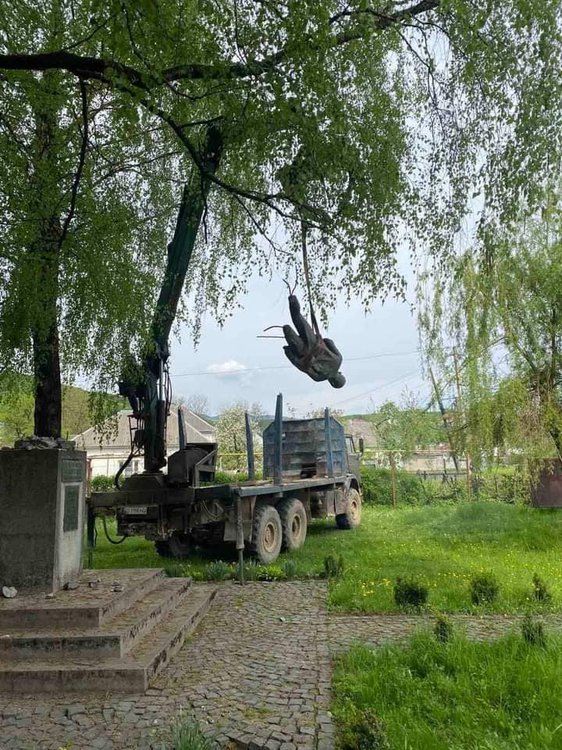 демонтовано пам'ятник Валі Котику біля гімназії у селі Довге на Закарпатті, 7 травня.jpg