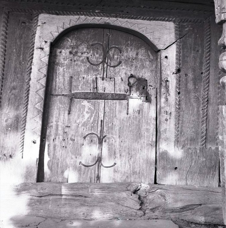 Двері Миколаївської церкви у селі Колодне, 1963 рік. Фото Роганов Є.І. УИ_12049 ДНАББ ім. В.Г. Заболотного