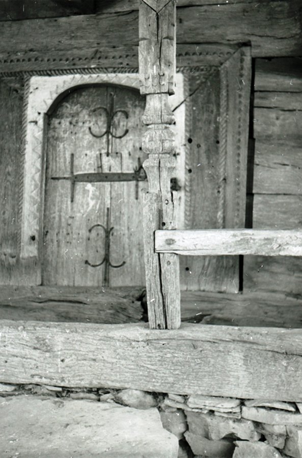 Церква Святого Миколая Чудотворця у с. Колодне, 1972 рік. Фрагмент фасаду з вхідними дверима. Фото В.Я. Лащенко, Н-17428 ДНАББ імені В.Г. Заболотного