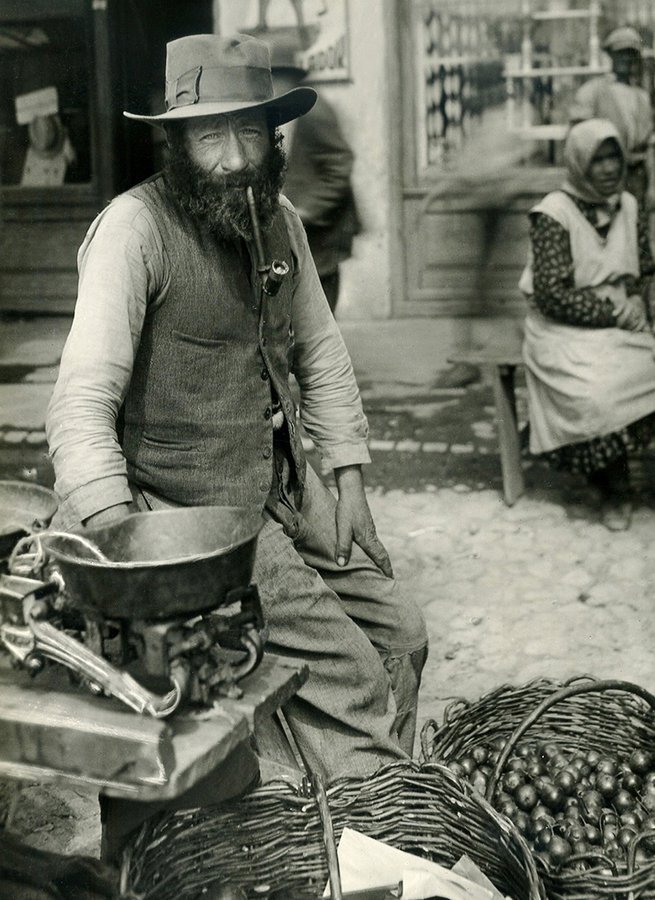 Єврей продає овочі на ринку в  м. Мукачево, Підкарпатська Русь, друга половина 1930-х рр.