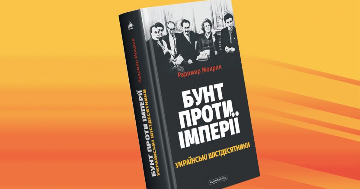 Ол қызыл юбкасын жалаңаш шешеді.