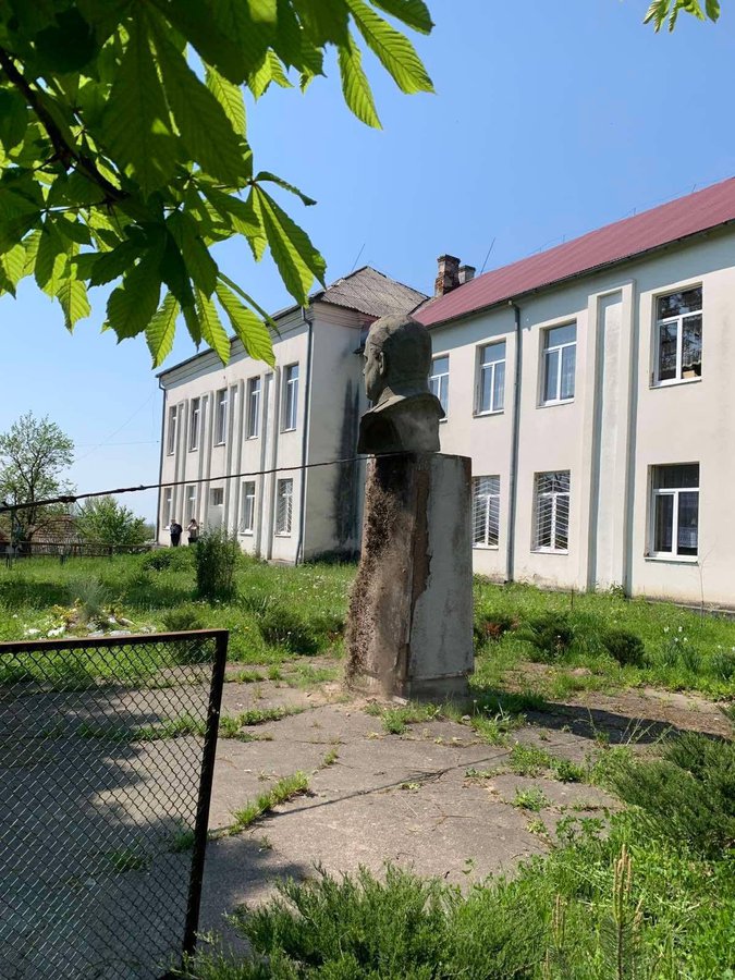 у селі Великі Ком'яти Виноградівської ОТГ, згідно рішення міської ради, було демонтовано погруддя Ватутіну, 2.jpg
